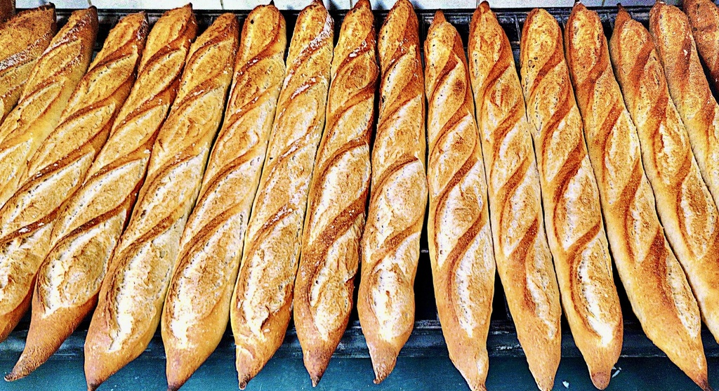 Traditional baguette 340gr 52cm 80%cook