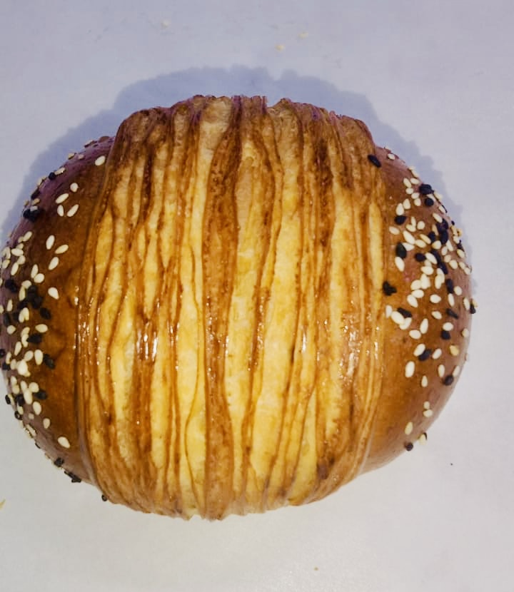 Bun Saturn with Black and white sesame 90gr (After Baking 85gr)