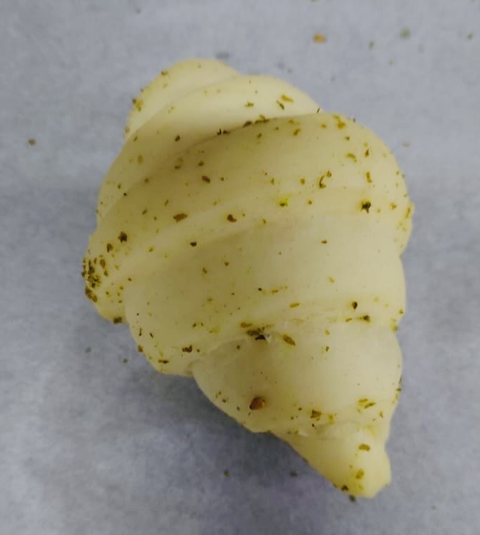 Croissant with more Zaatar raw pre proofed w/egg wash 90gr 