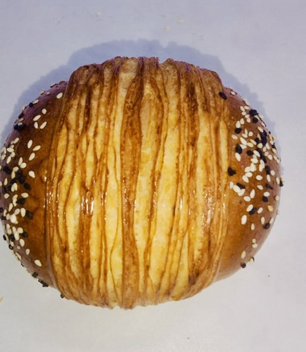 Bun saturn with Black and white sesame 70gr  (After Baking 65gr)