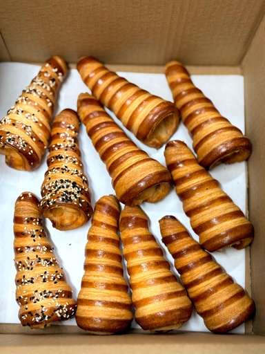 Croissant plain Cone with white and black sesame 50gr